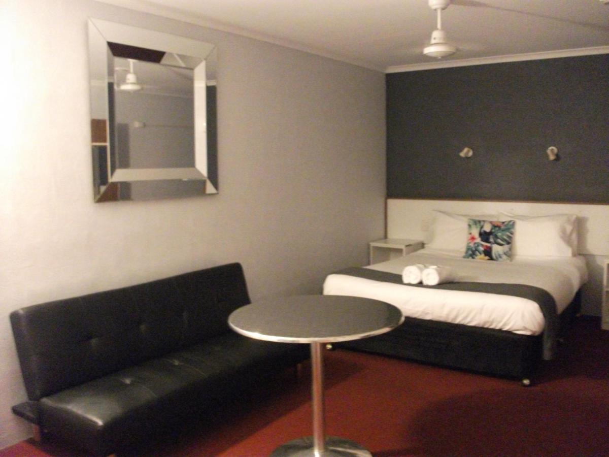 Beerwah Glasshouse Motel Extérieur photo