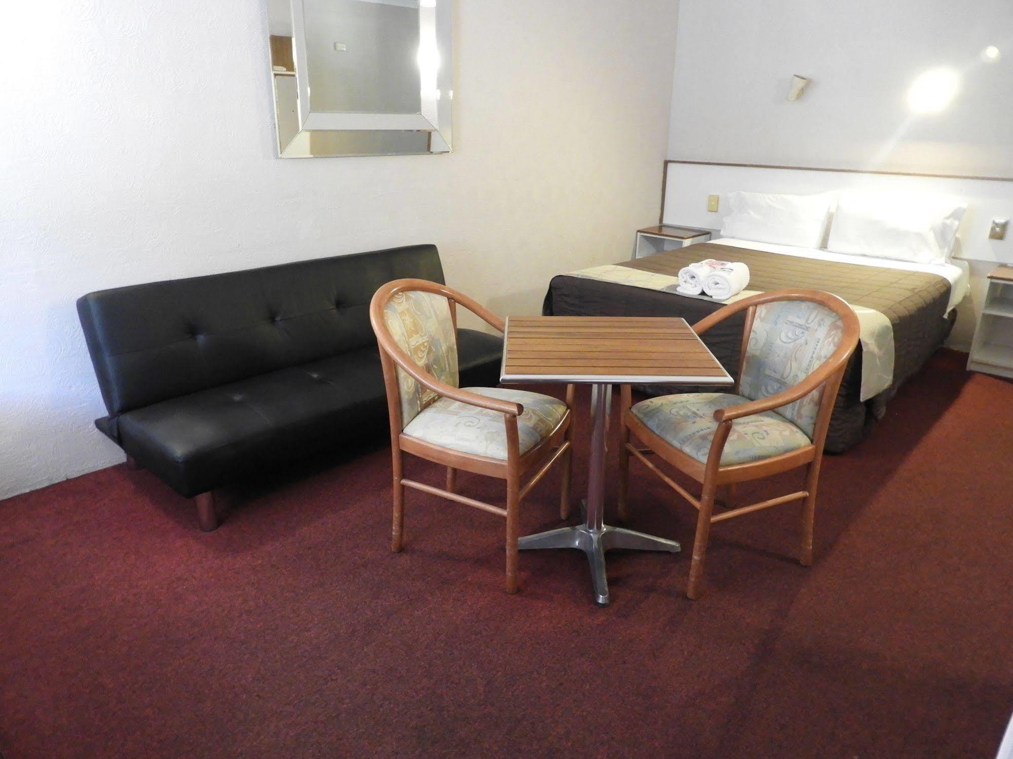 Beerwah Glasshouse Motel Extérieur photo