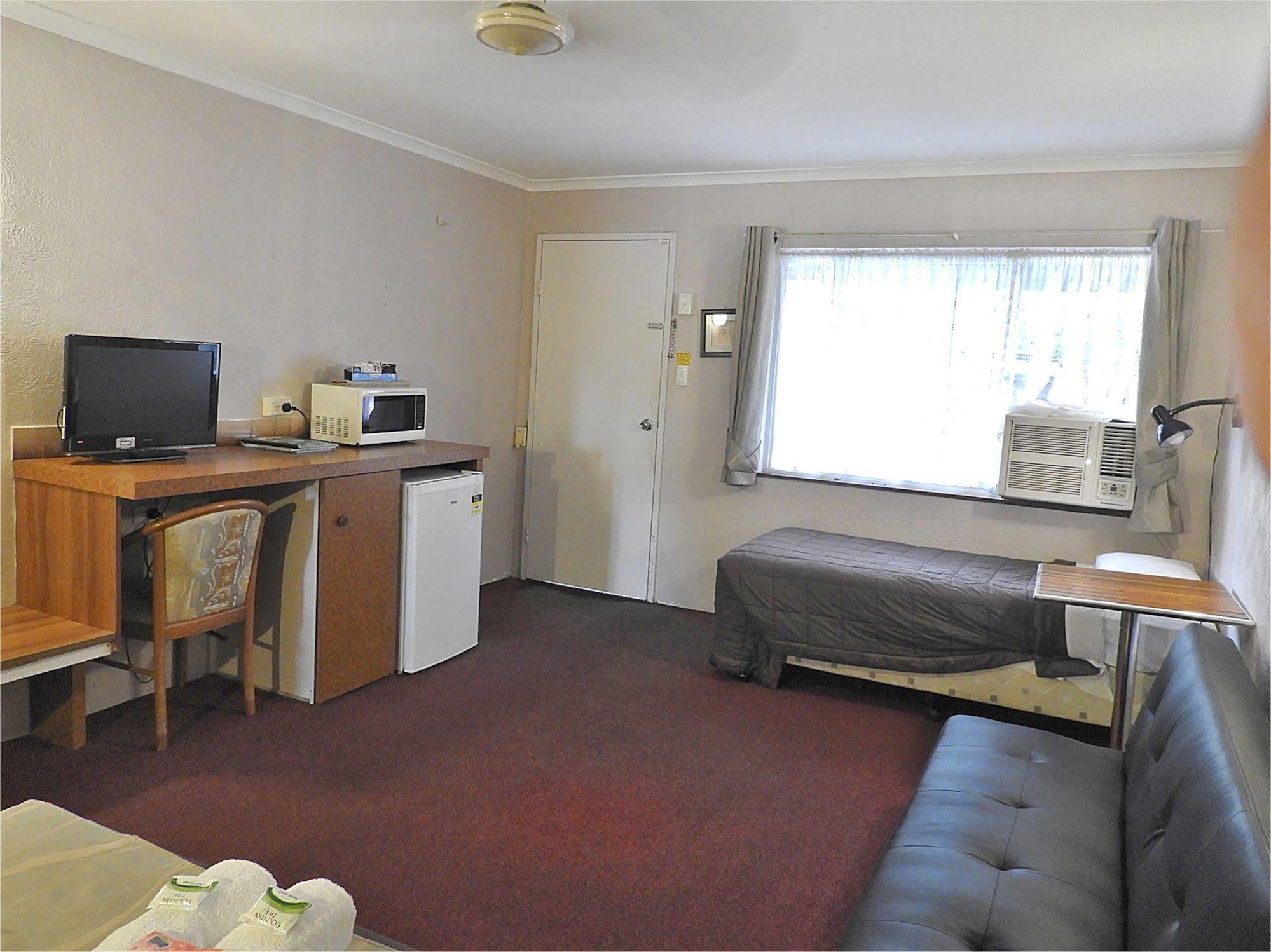 Beerwah Glasshouse Motel Extérieur photo