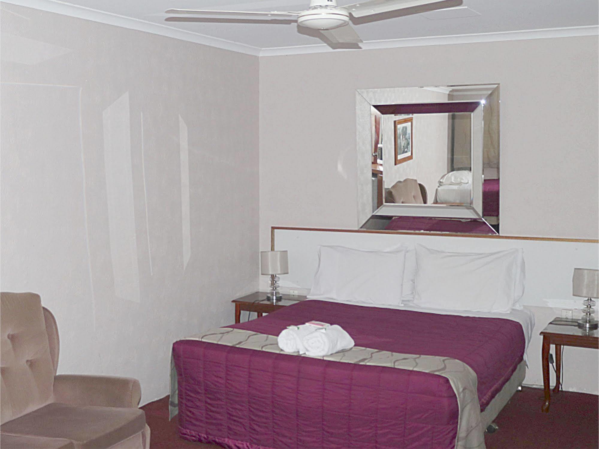 Beerwah Glasshouse Motel Extérieur photo