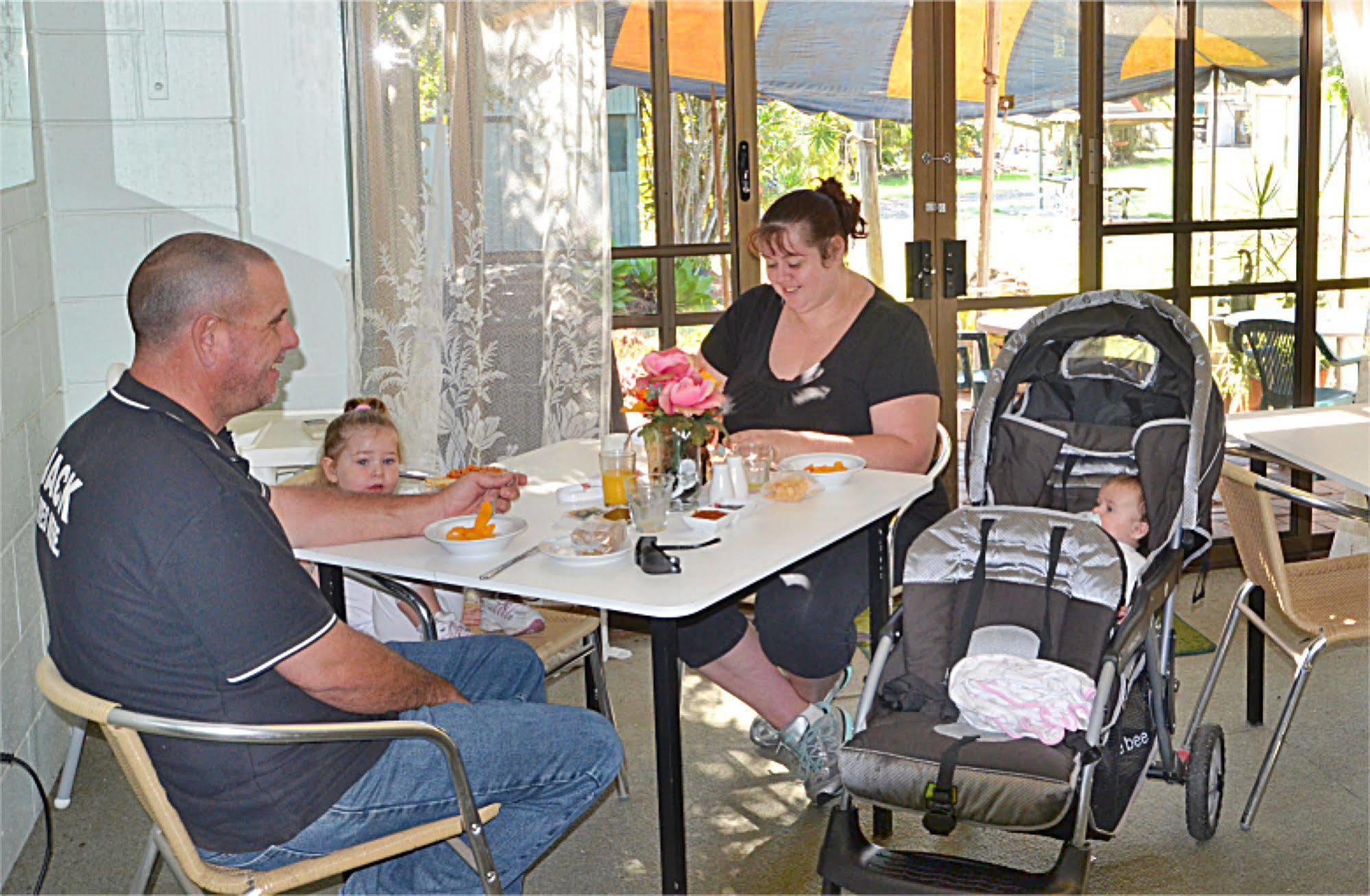Beerwah Glasshouse Motel Extérieur photo