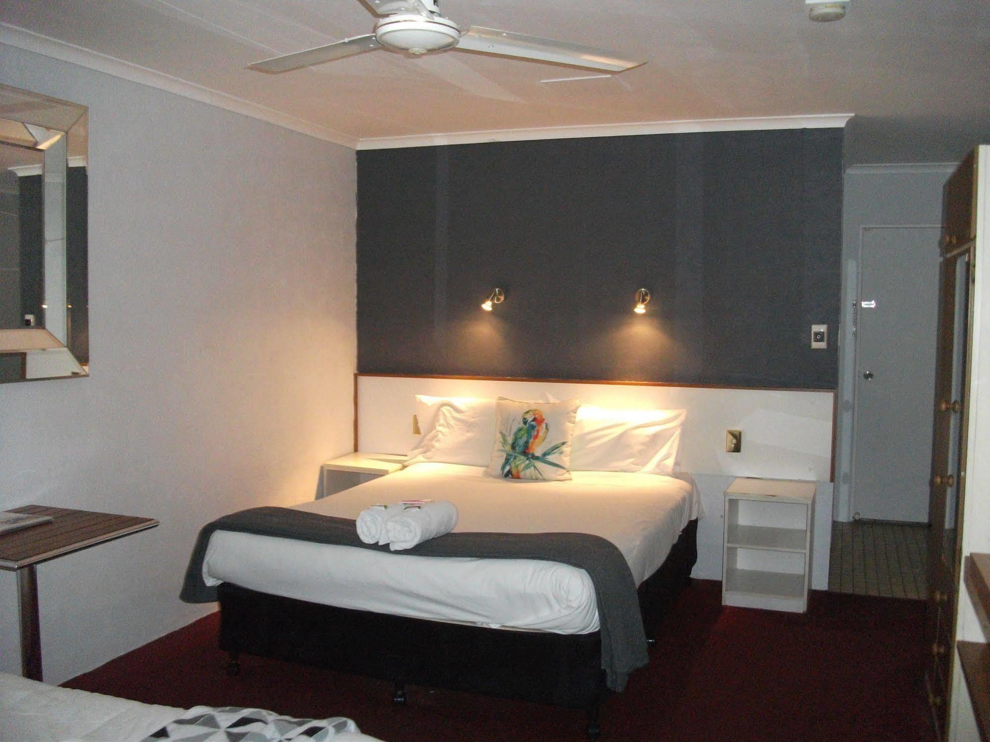Beerwah Glasshouse Motel Extérieur photo