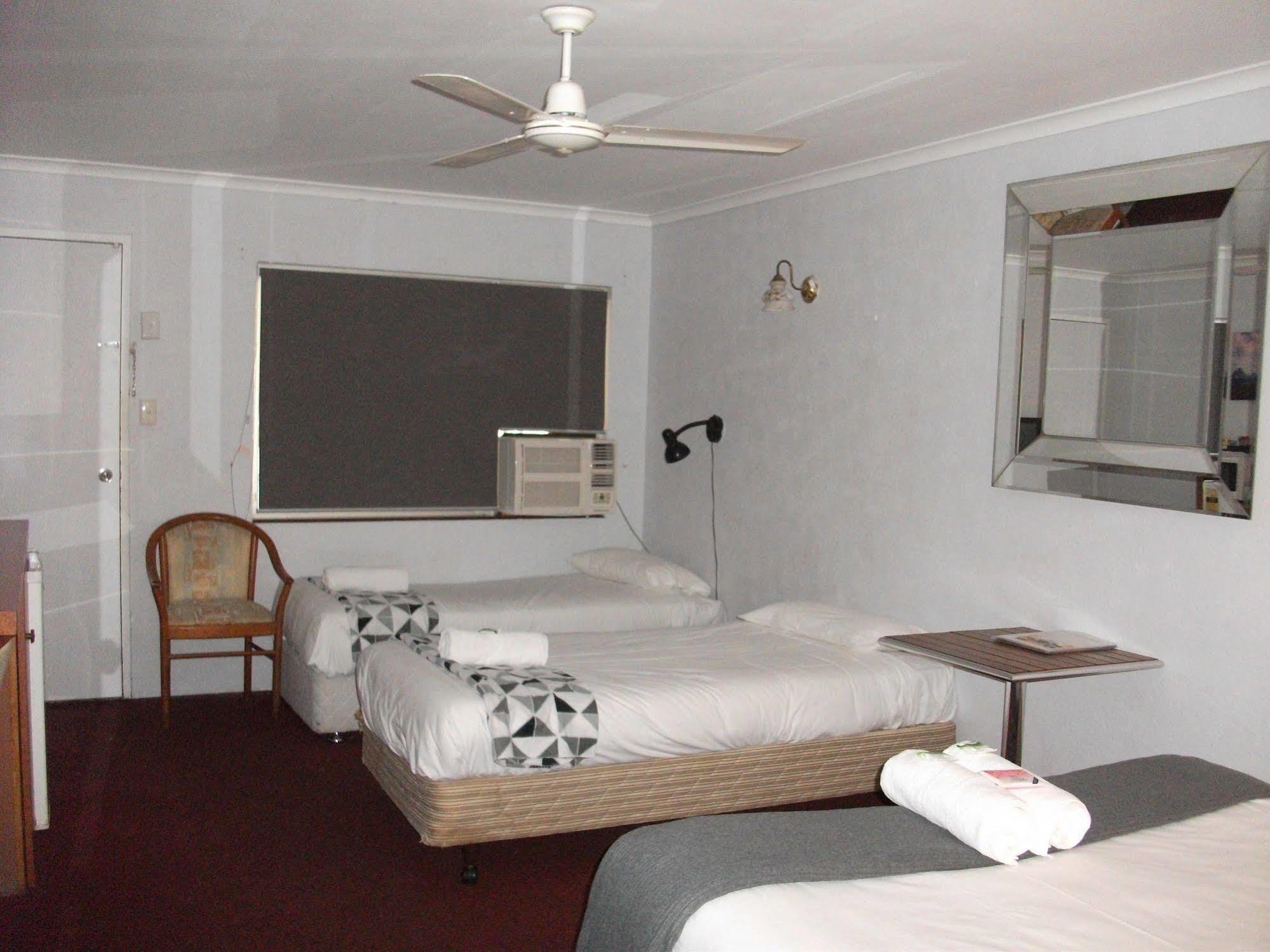 Beerwah Glasshouse Motel Extérieur photo