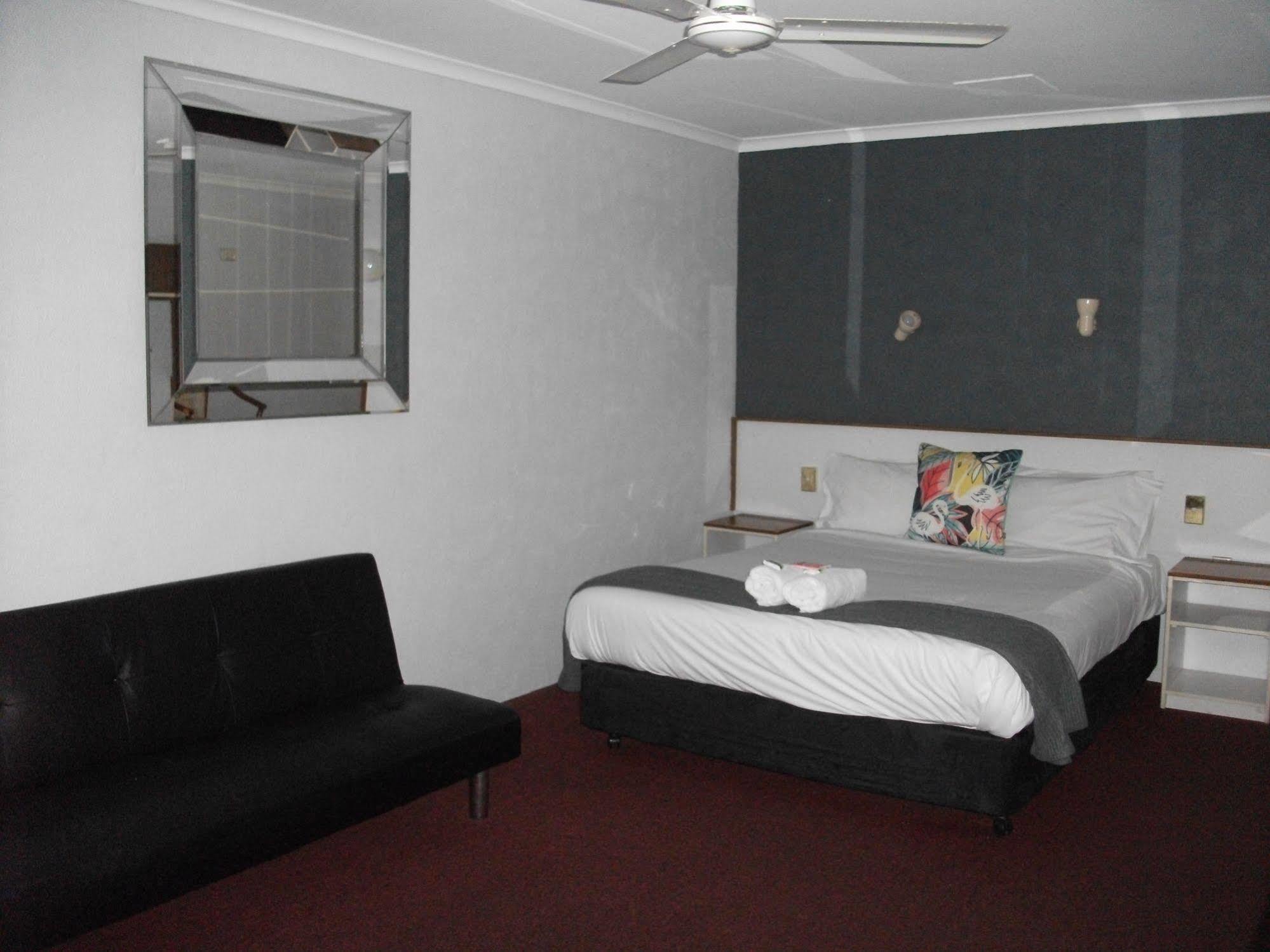 Beerwah Glasshouse Motel Extérieur photo