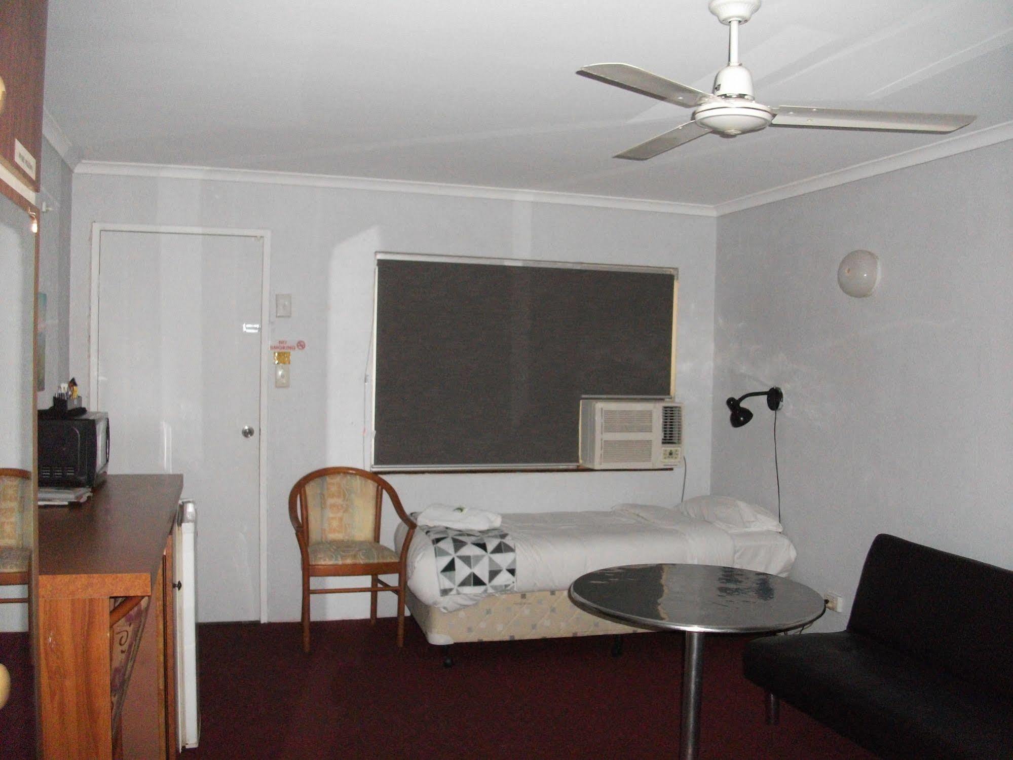 Beerwah Glasshouse Motel Extérieur photo