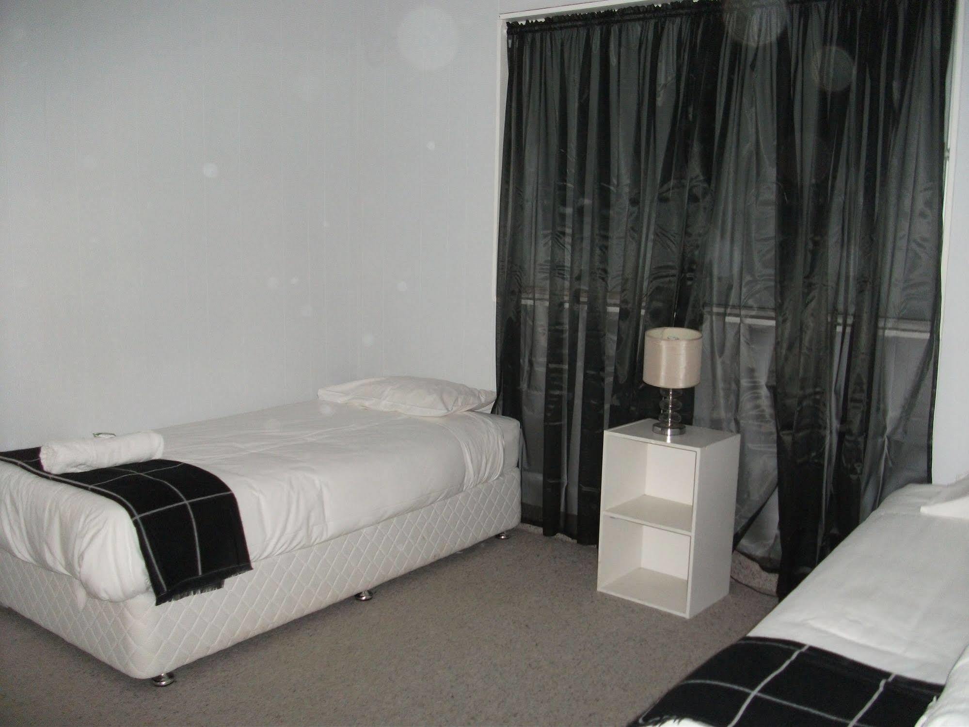 Beerwah Glasshouse Motel Extérieur photo