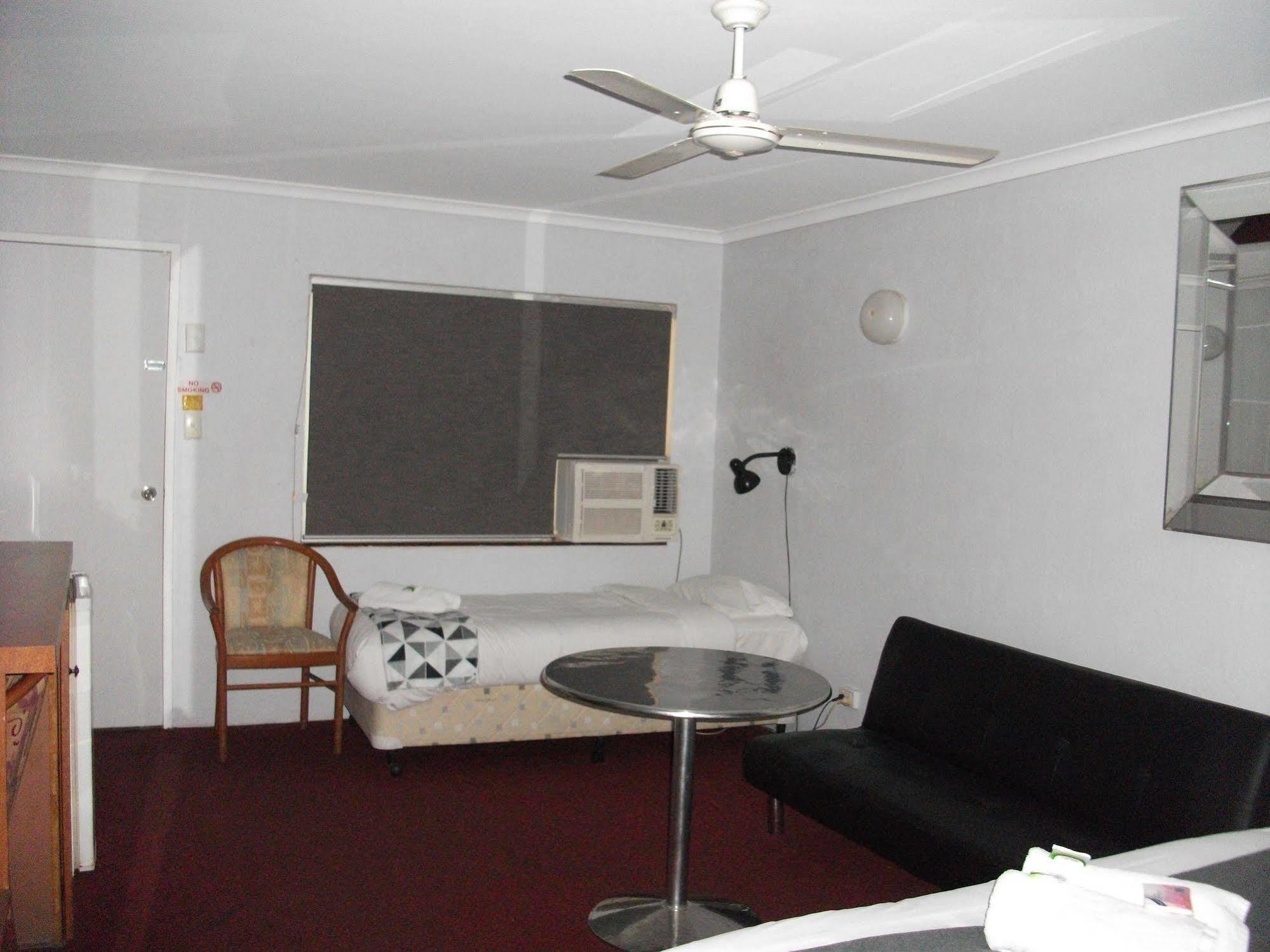 Beerwah Glasshouse Motel Extérieur photo