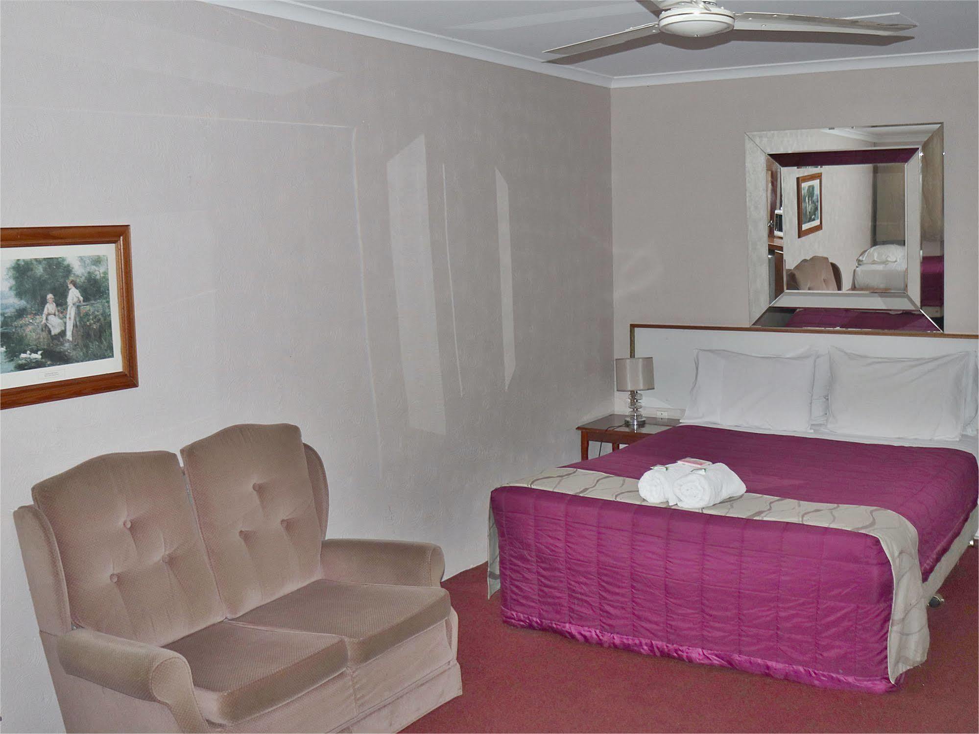 Beerwah Glasshouse Motel Extérieur photo