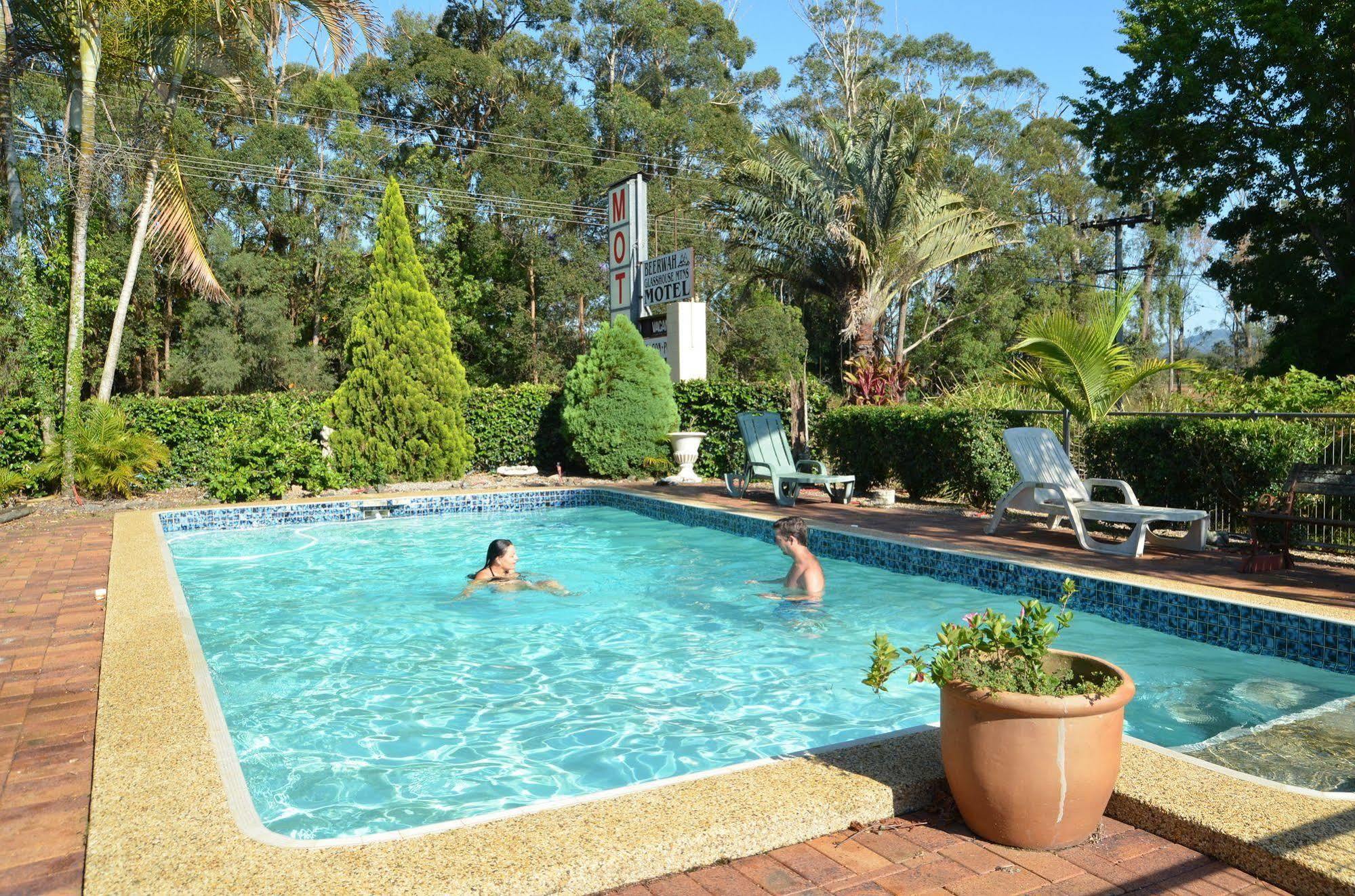 Beerwah Glasshouse Motel Extérieur photo